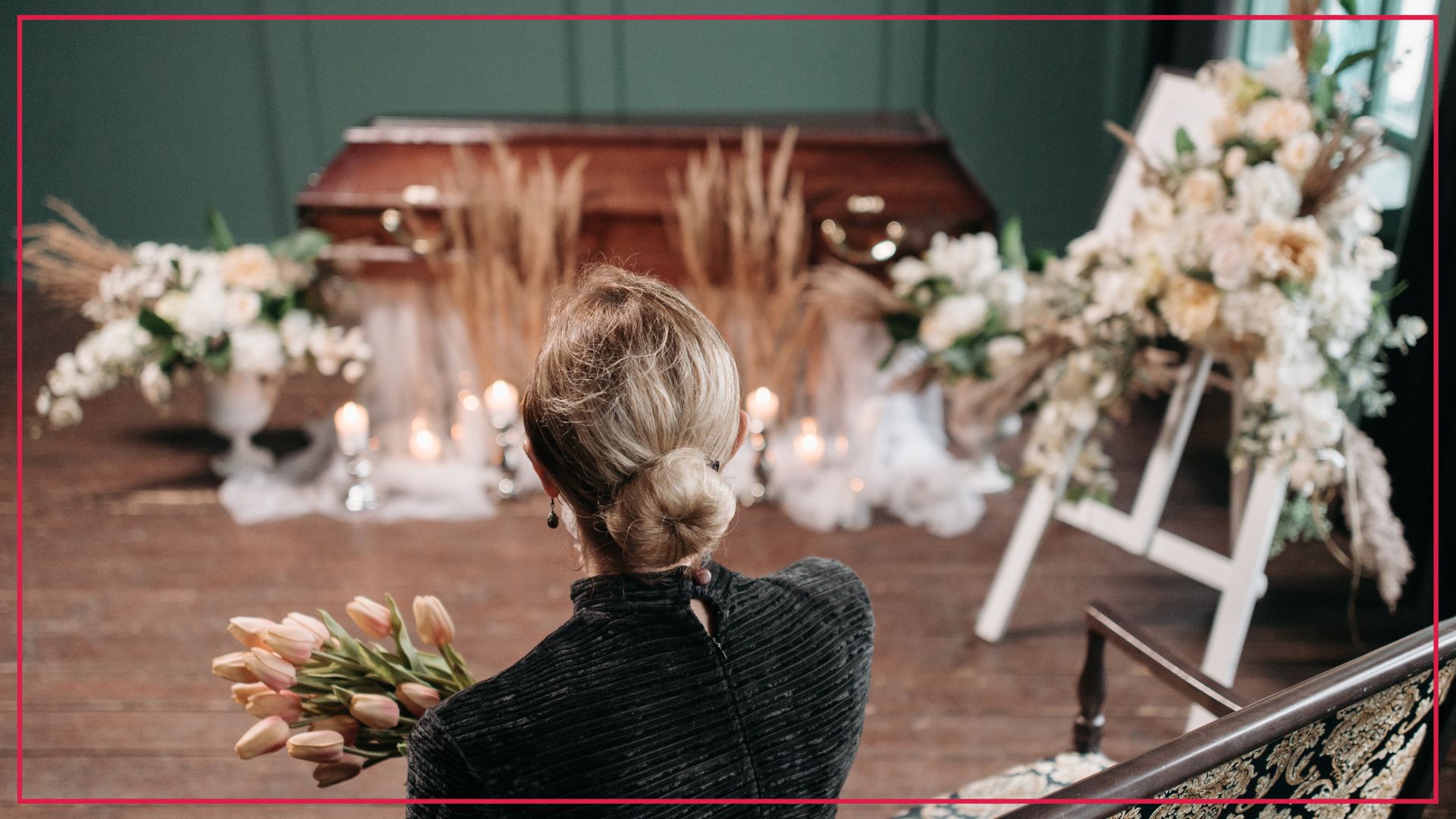 Kobieta na pogrzebie siedzi przed trumną przystrojoną w personalizowany sposób - personalizacja to jeden z kierunków dla branży pogrzebowej na 2022 rok